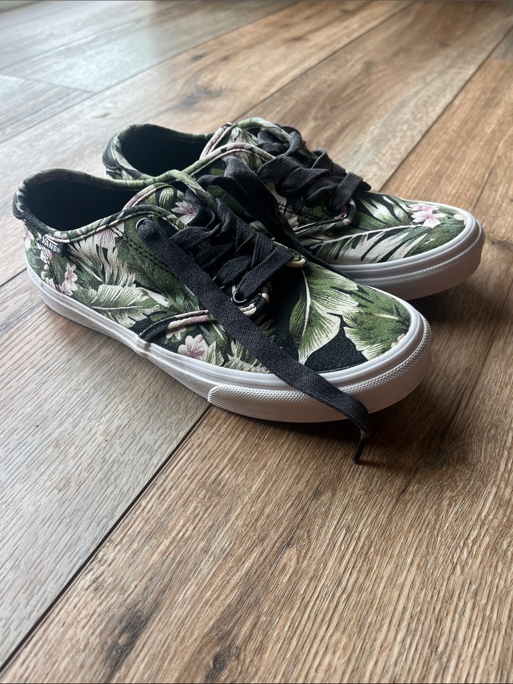 Vans Tropical Floral Low-Top Sneakers in Green